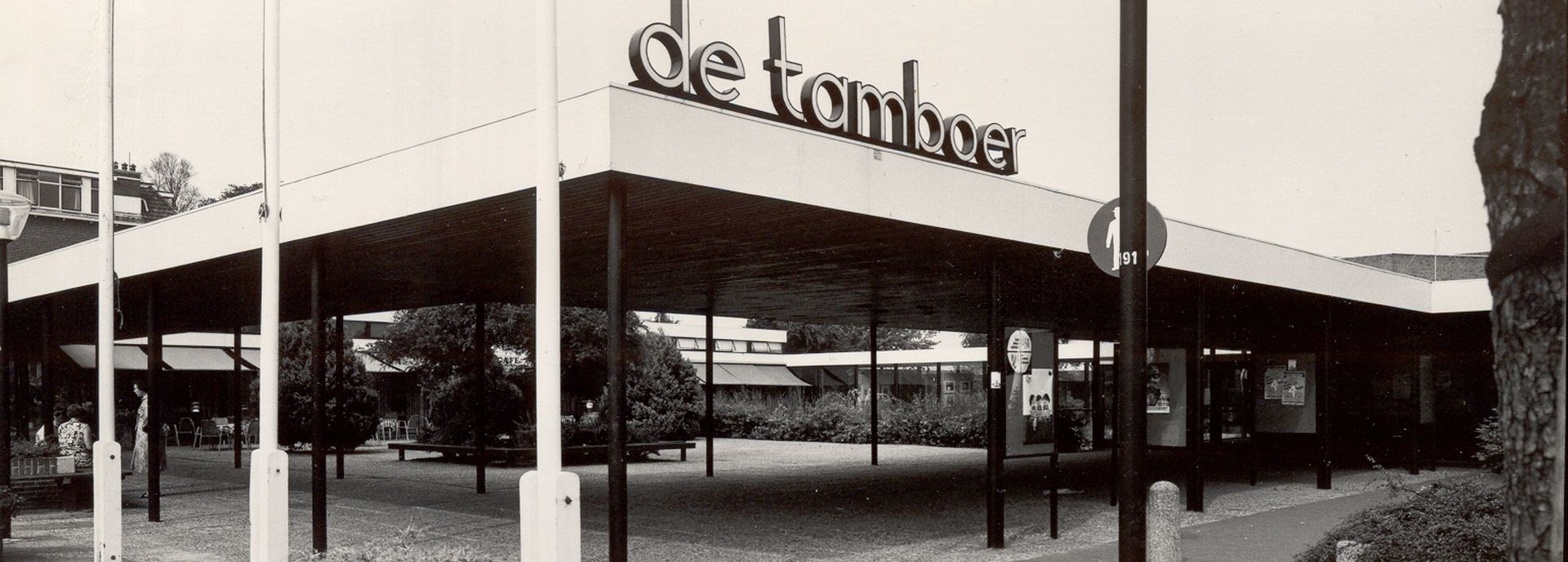 De geschiedenis van De Tamboer begint in 1967. Het is een historie vol hoogtepunten. In 2017 vierde het theater haar vijftigjarig bestaan.