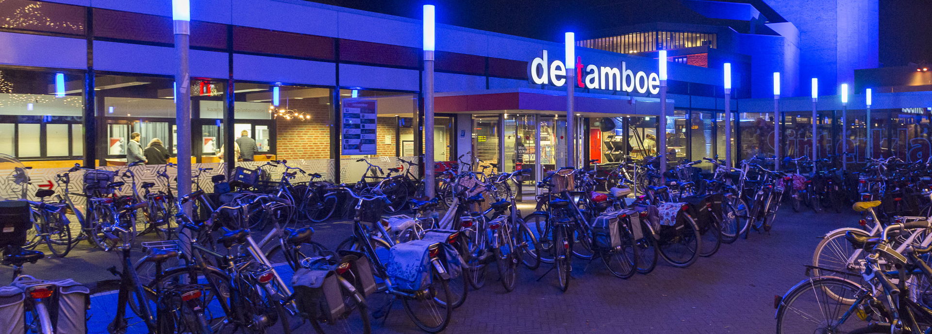 Tijdens het Bluesfestival staat het plein voor De Tamboer vol met fietsen. 