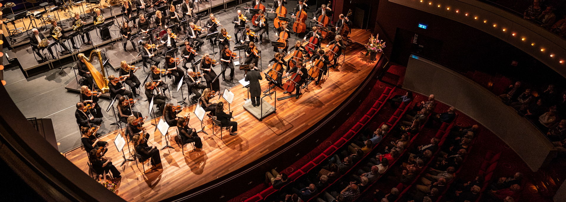 De orkestbak van de Tamboerzaal is uitermate geschikt bij grote orkesten en gezelschappen