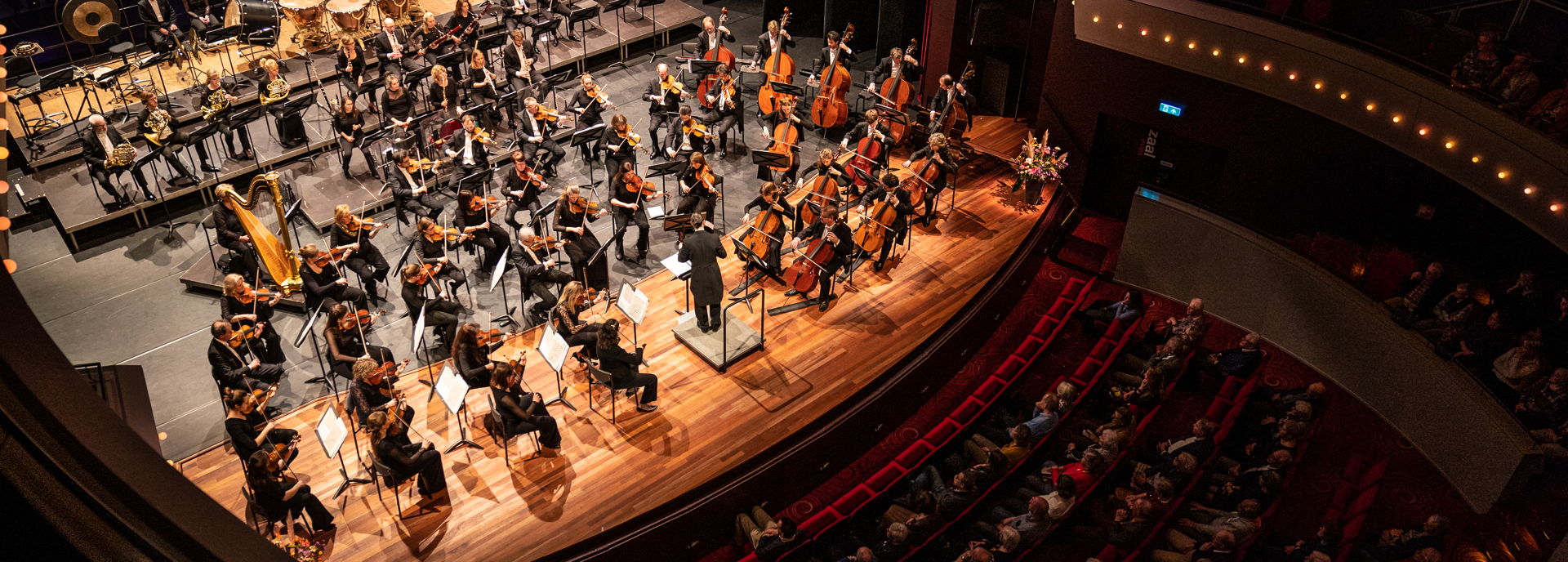 De orkestbak van de Tamboerzaal is uitermate geschikt bij grote orkesten en gezelschappen