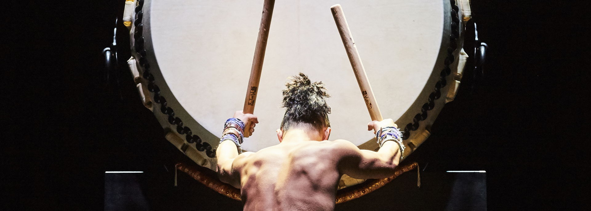 De Japanse drummers van Yamato zijn terug in Hoogeveen met een nieuwe show. Met de eeuwenoude taiko-drums zorgen ze voor een golf van energie, originaliteit en innovatie. 